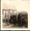 Henri De Vusser brent net na de Tweede Wereldoorlog een bezoek aan het graf van zijn broer Jules